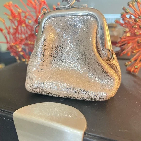 So Cute! Silver, Metallic Leather, Kiss-Lock HOBO Run Frame Coin Purse with Clip - Picture 2 of 7